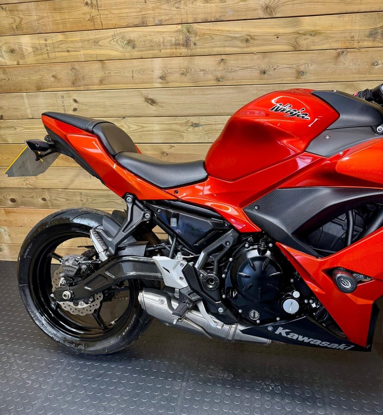 Kawasaki EX 650 Ninja / 2017 model / only 4568 miles!