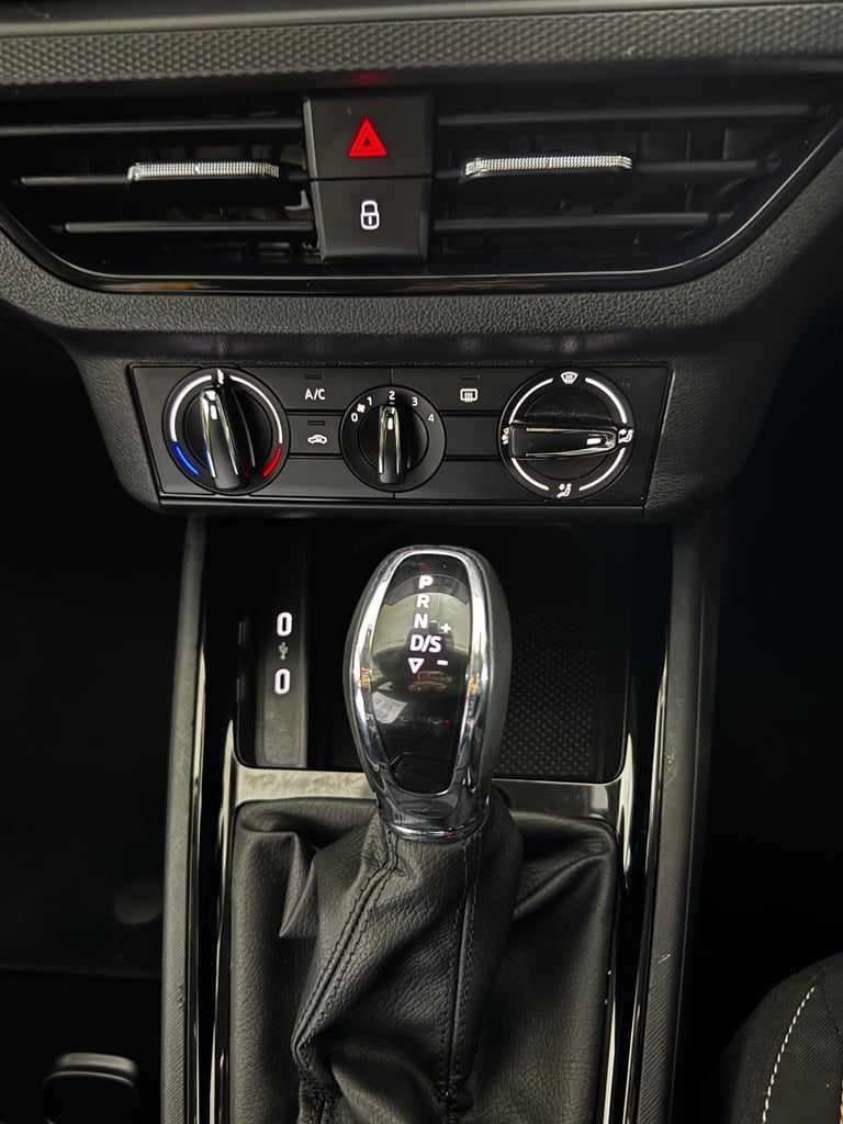 One Owner | Rear parking sensors| Apple Car play