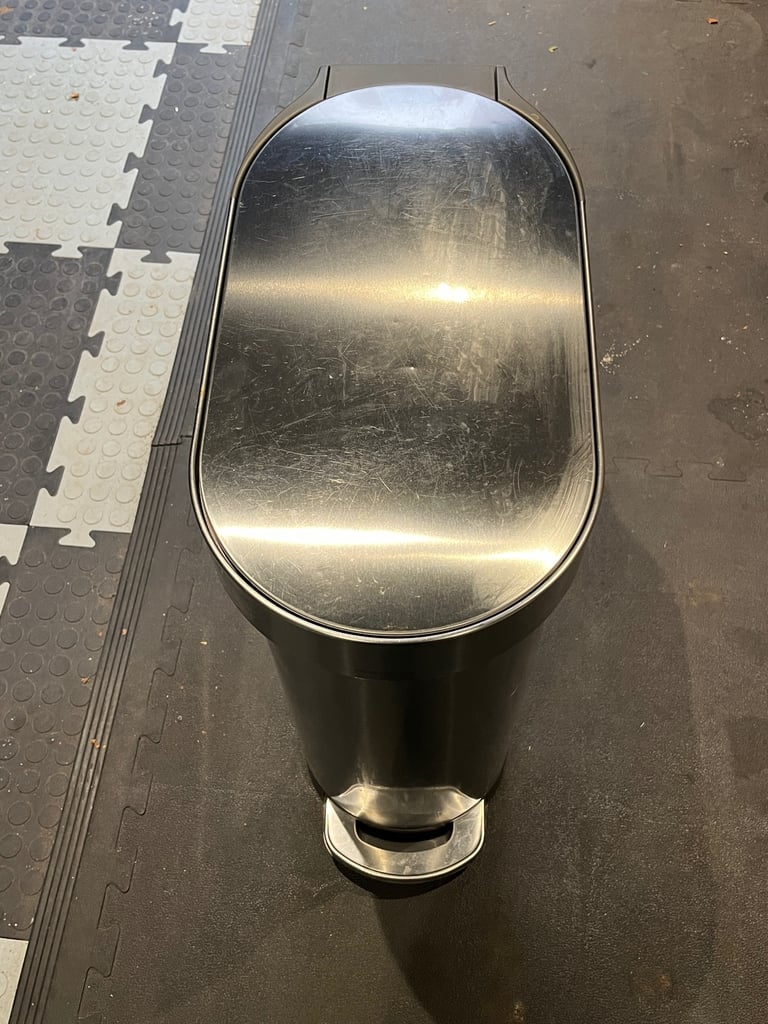 Simple human kitchen bin