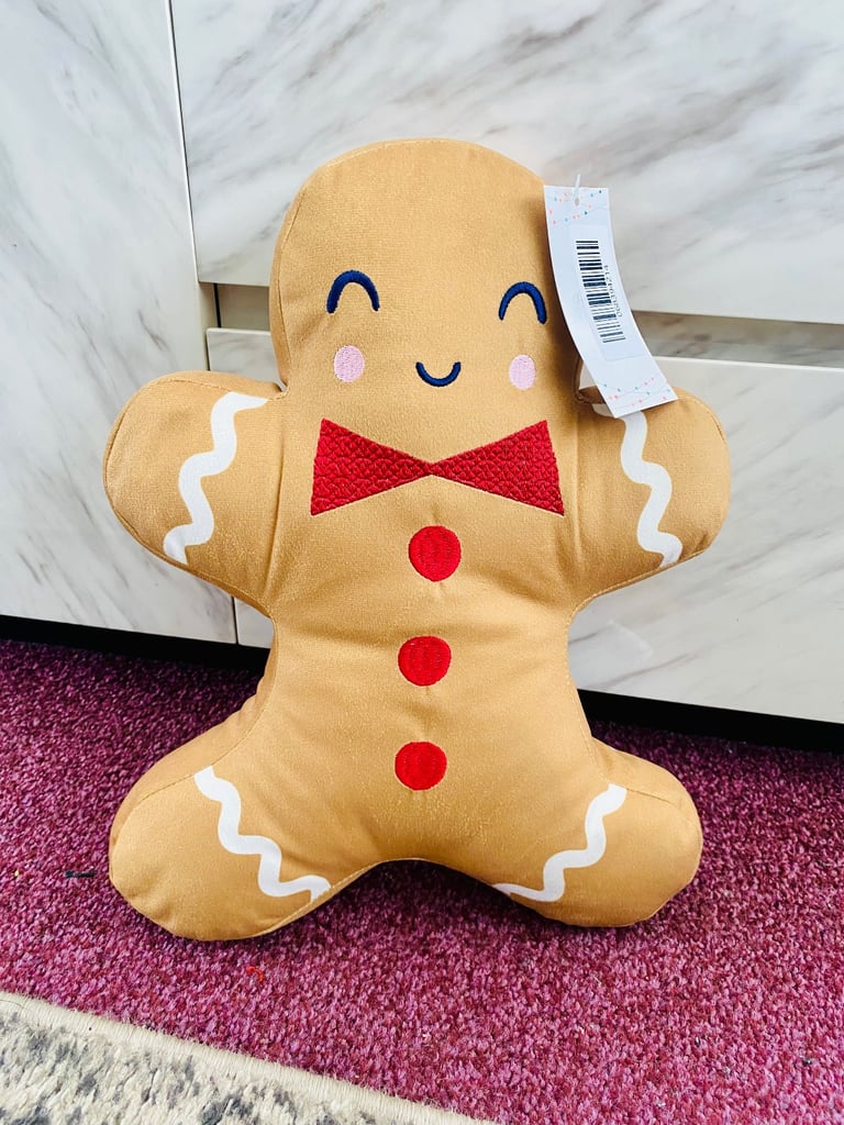 New pair of gingerbread men cushions 