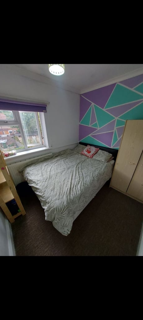 Rooms to rent in shared property in 3 bedroom house Slough