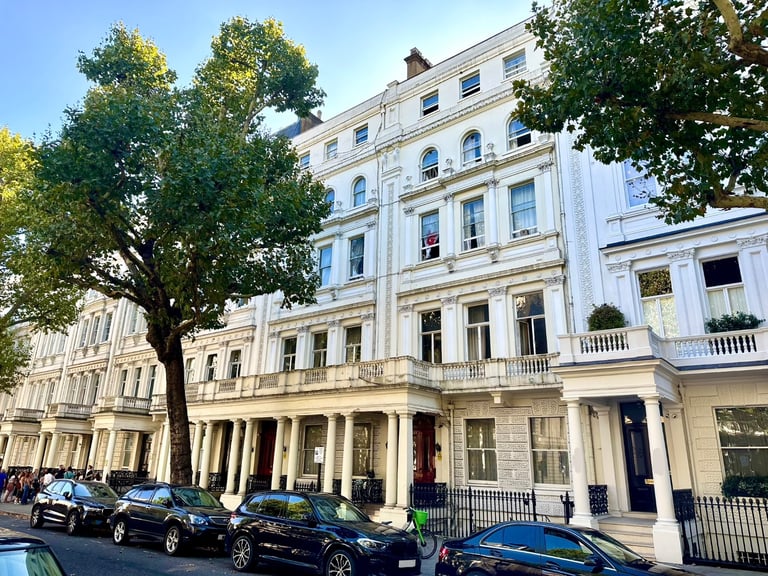 2 bed flat opposite Hyde Park in South Kensington, SW7. **utility bills included**