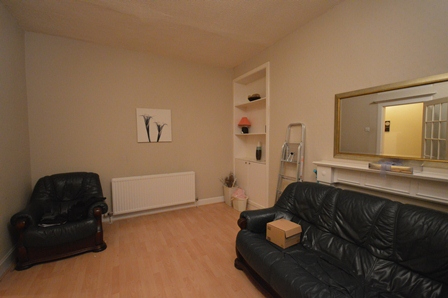 FALKIRK: Homely, main door, 1 bedroom flat in town centre – available November 2023