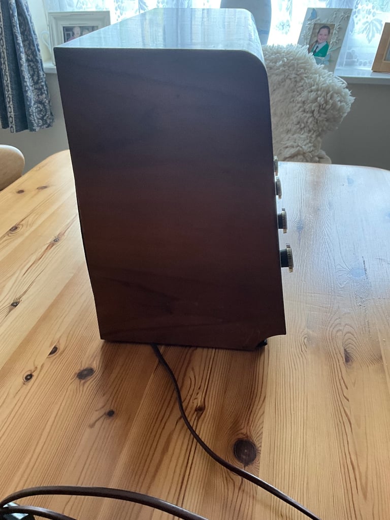 VINTAGE ECKO A-1O4 MAINS VALVE RADIO, WOOD VENEER CASE. Working condition 