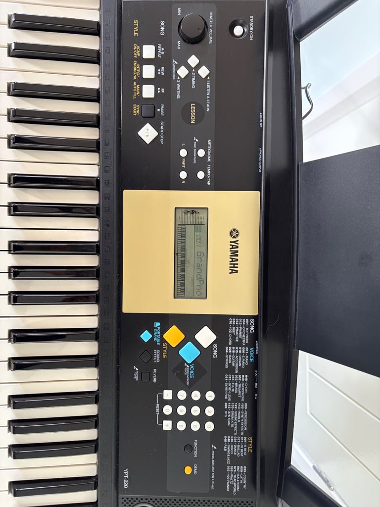 Yamaha YPT-220 Keyboard and Stand