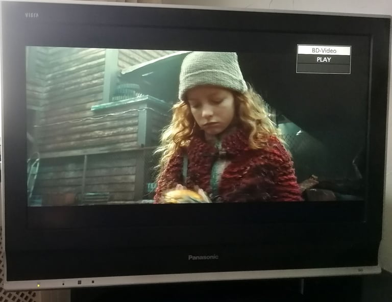 32 Inch Panasonic LCD TV With Remote TX-32LXD70