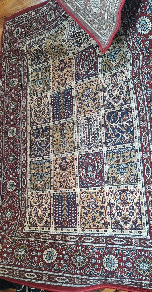 Egyptian style rug in good condition from free pets and smoke home 