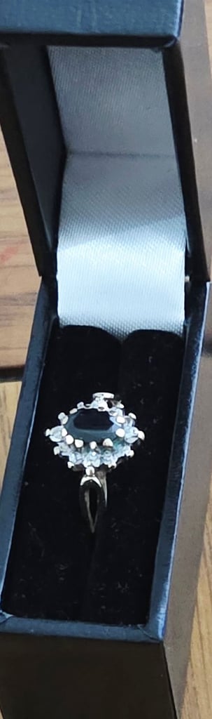 Sapphire and diamond 9ct gold ring 