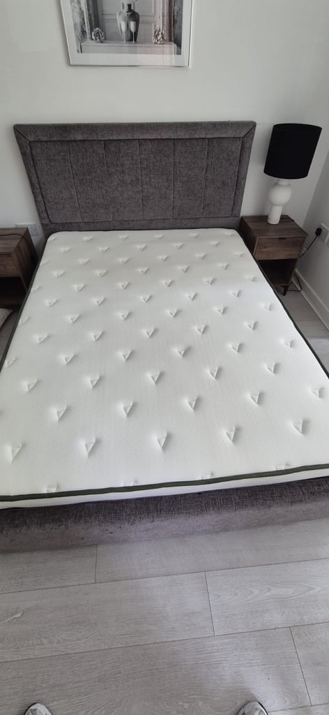 King Size Memory Foam & Sprung Mattress (Near New)