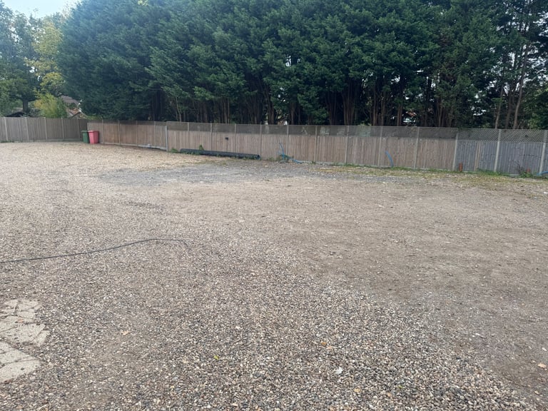 Open storage yard (10-20 cars) 