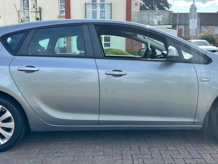 2011 Vauxhall Astra 1.4 16v Exclusiv Euro 5 5dr HATCHBACK Petrol Manual