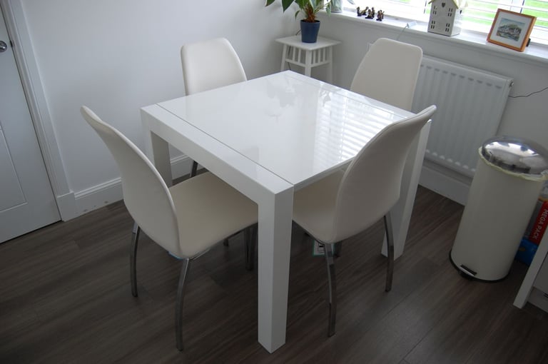 Extending Dining Table & 4 Chairs in High Gloss White