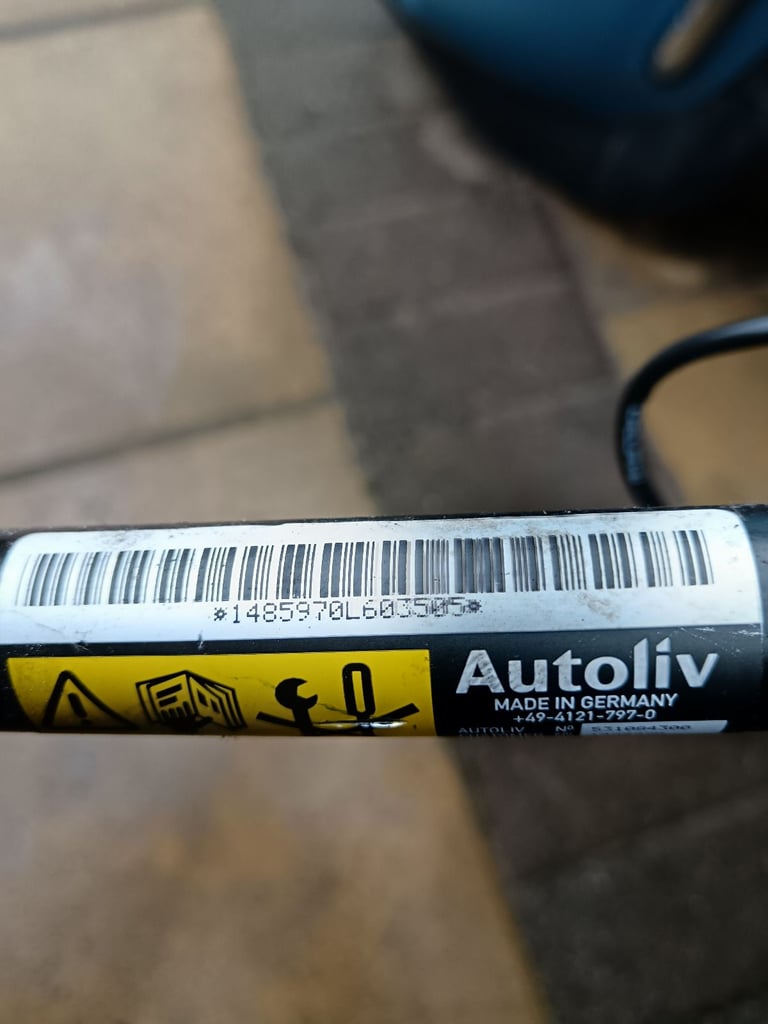 Mini R50/R52/R53, passenger side seat belt pretentioner, good working condition,. 