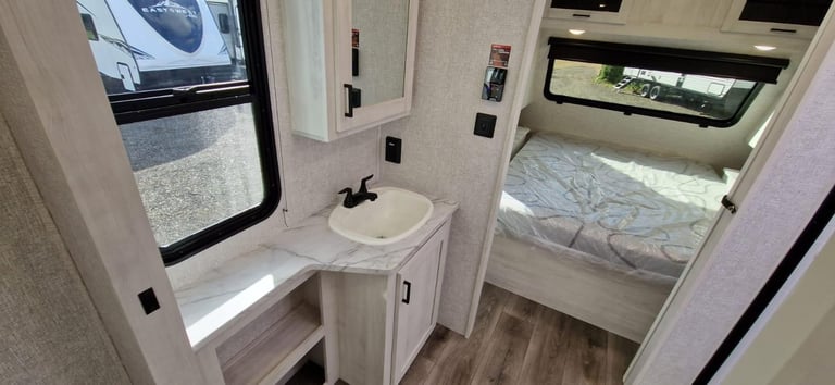 Forest River East To West Longitude 319BH American Caravan 5th Wheel