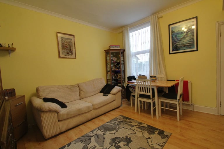 MODERN ONE BEDROOM, CLARE ROAD, CLOSE TO TUBE