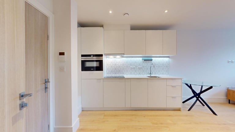 🏡 Modern 1-Bed Flat + Gym & Cinema | Flexible Tenancy | Co Lets & Subletters – Raynes Park SW20