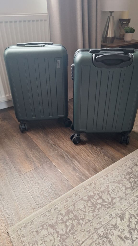 2 hard shell cabin cases
