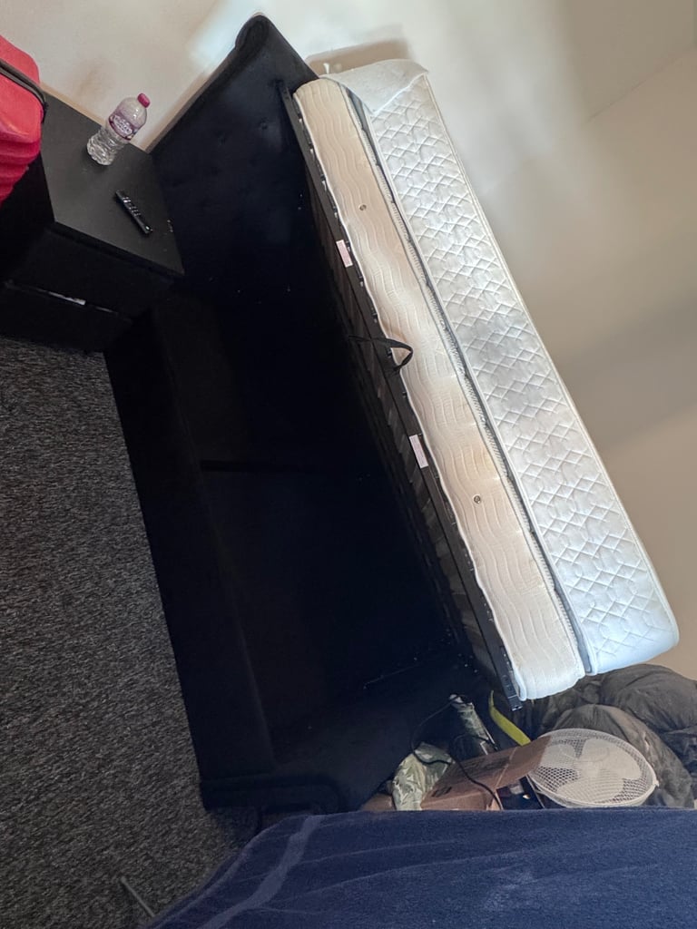 Double bed / mattress 