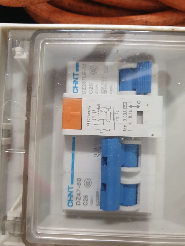 Royal - Triple Mobile Mains