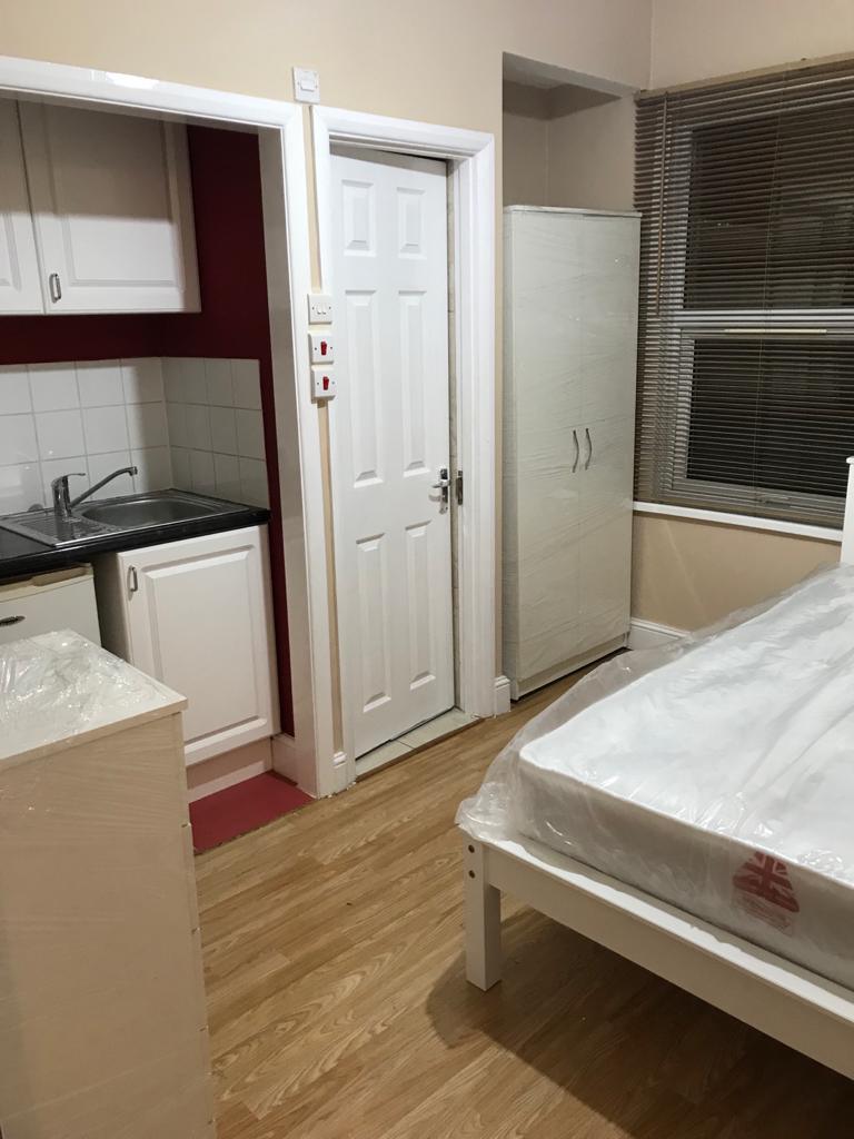 Bedsit to rent with own shower and toilet in Hertford rd N9 7EL