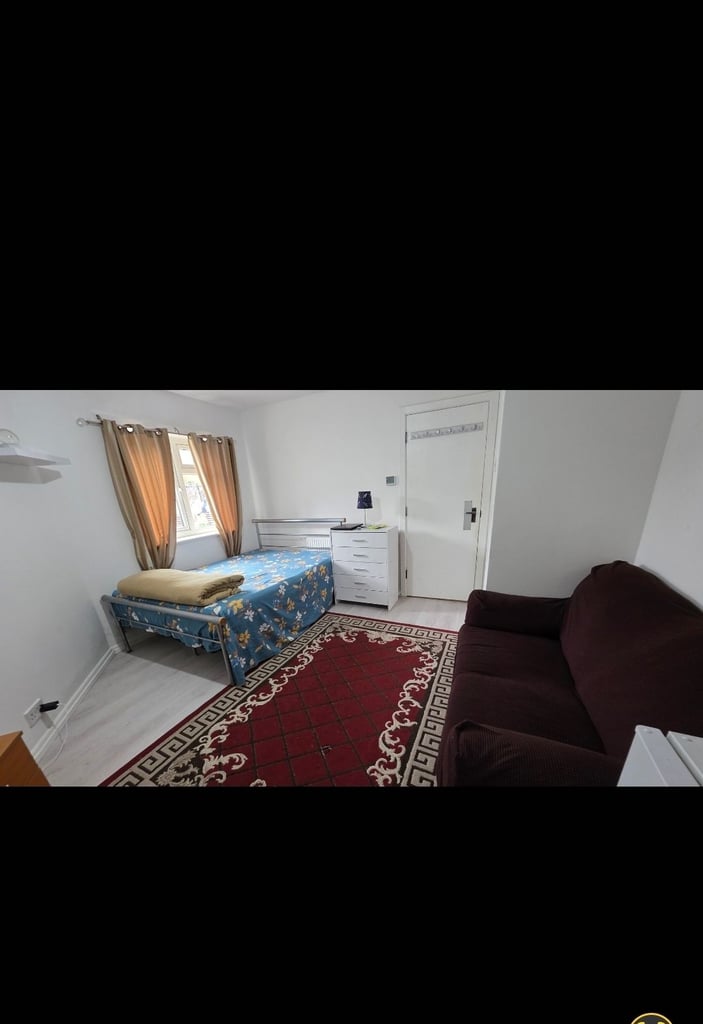 Large double room in hayes
