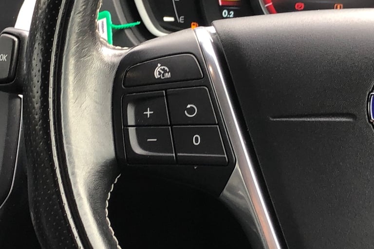 2015 Volvo V40 T2 [122] R DESIGN Nav 5dr Geartronic Hatchback PETROL Automatic