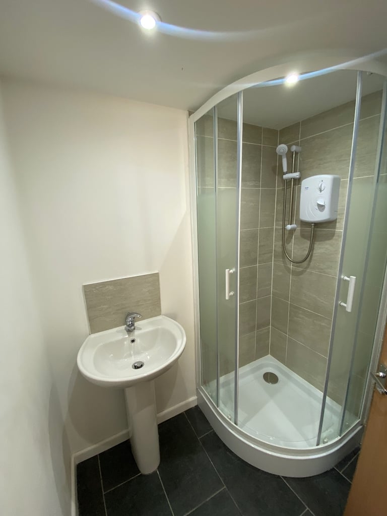 A furnished en-suite bedroom available in a large period property on Bentley Road L8. 
