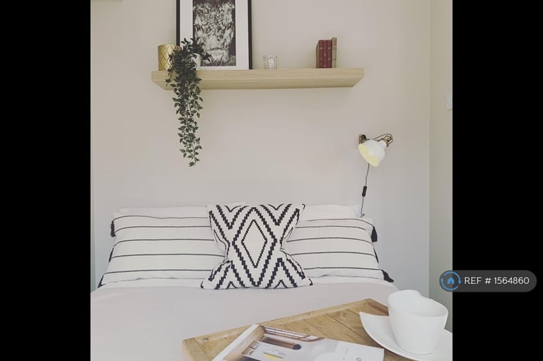 6 bedroom house in Nightingale Shott, Egham, TW20 (6 bed) (#1564860)