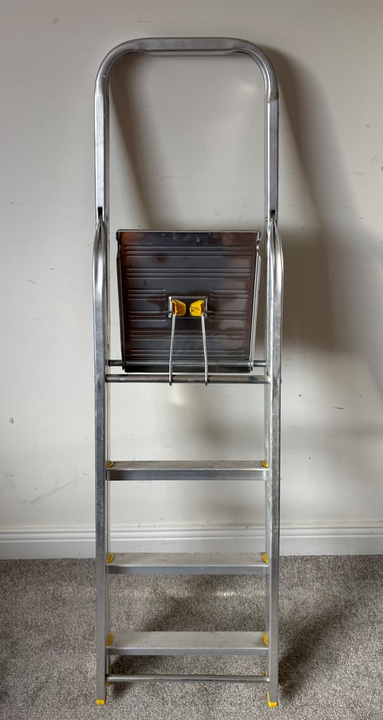 Aluminium step ladder