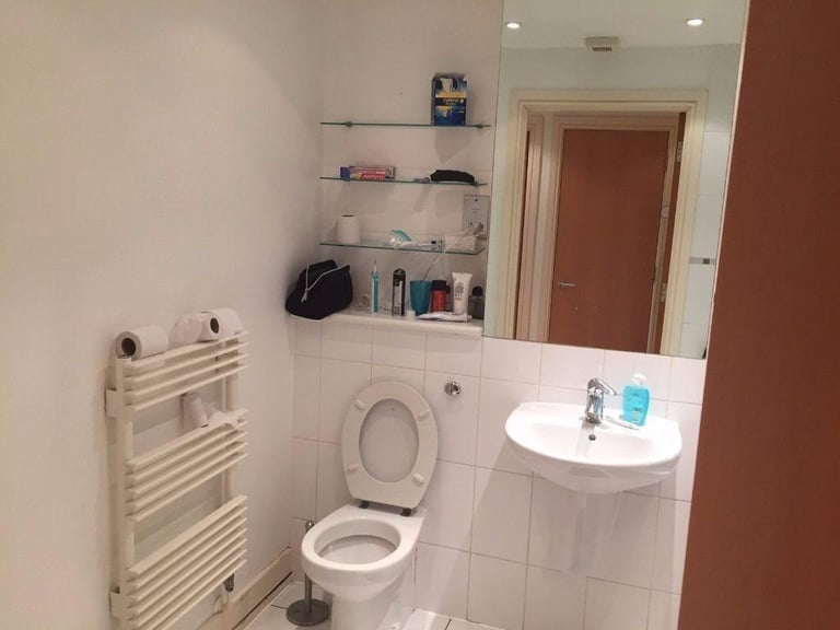 Last room in a 3 bedroom Flat, to share only with 3 girls