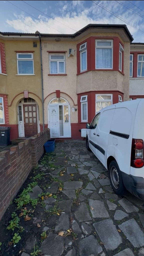 BENEFITS ACCEPTED - Spacious 4 Bedroom 2 Bathroom Family Home To Rent In Ilford IG2