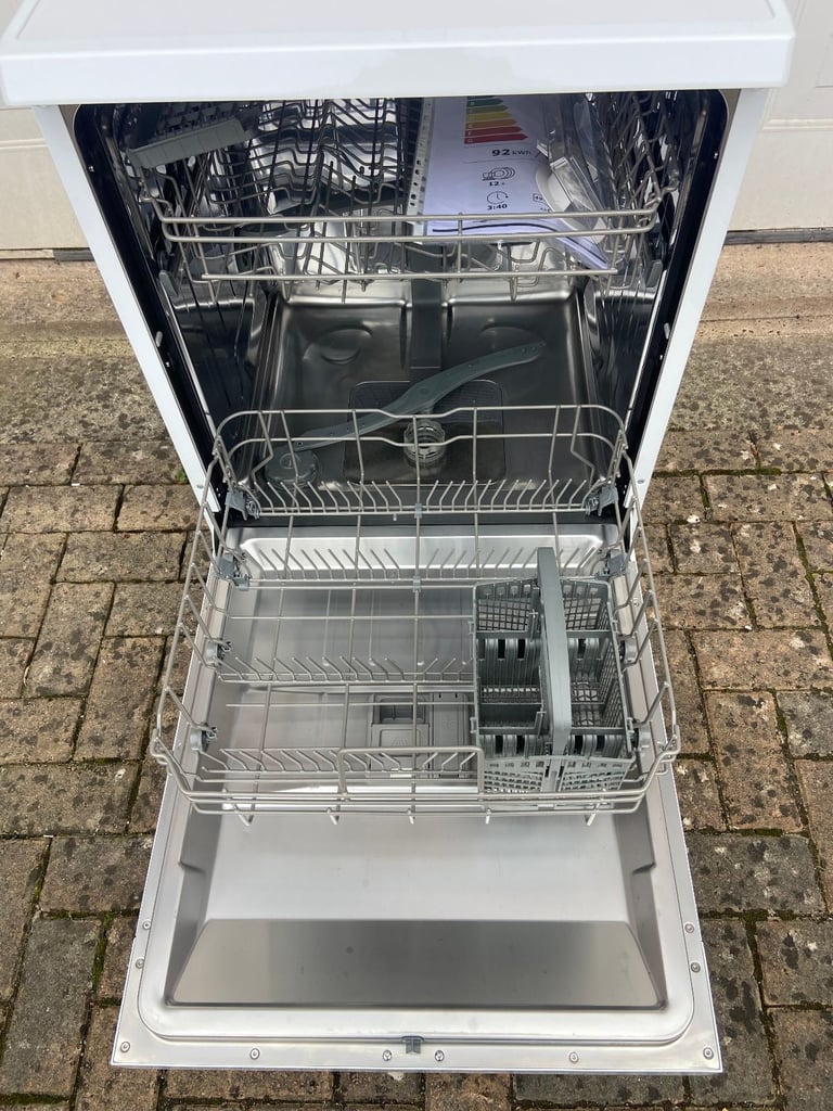 LOGIK Full-Size Dishwasher 12 place settings. Like a new. I'm happy to deliver in Bristol for free.