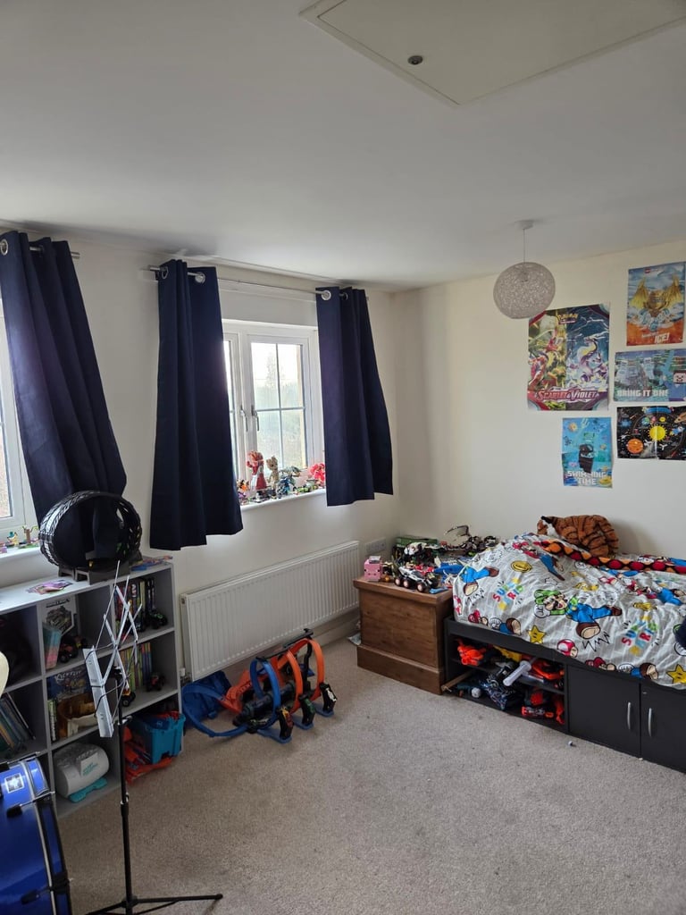 3 Bedroom Semi-Detached house with garage to rent