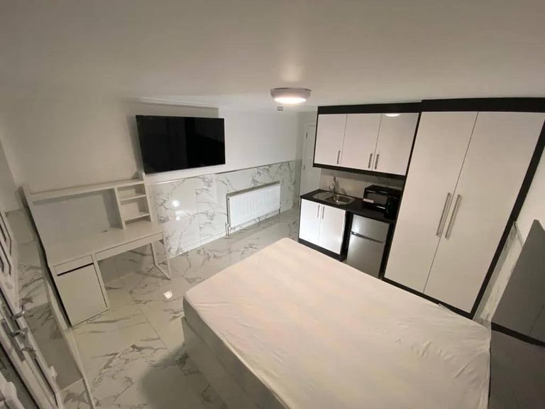 R2HMO/SL Modern 6 Bed House in Uxbridge UB8