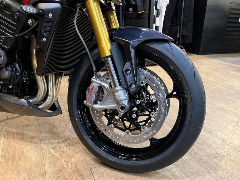 2025 Triumph Speed Triple 1200 RS PREMIUM COLOUR Petrol red 6 Speed