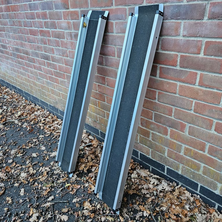 Extending wheelchair ramps