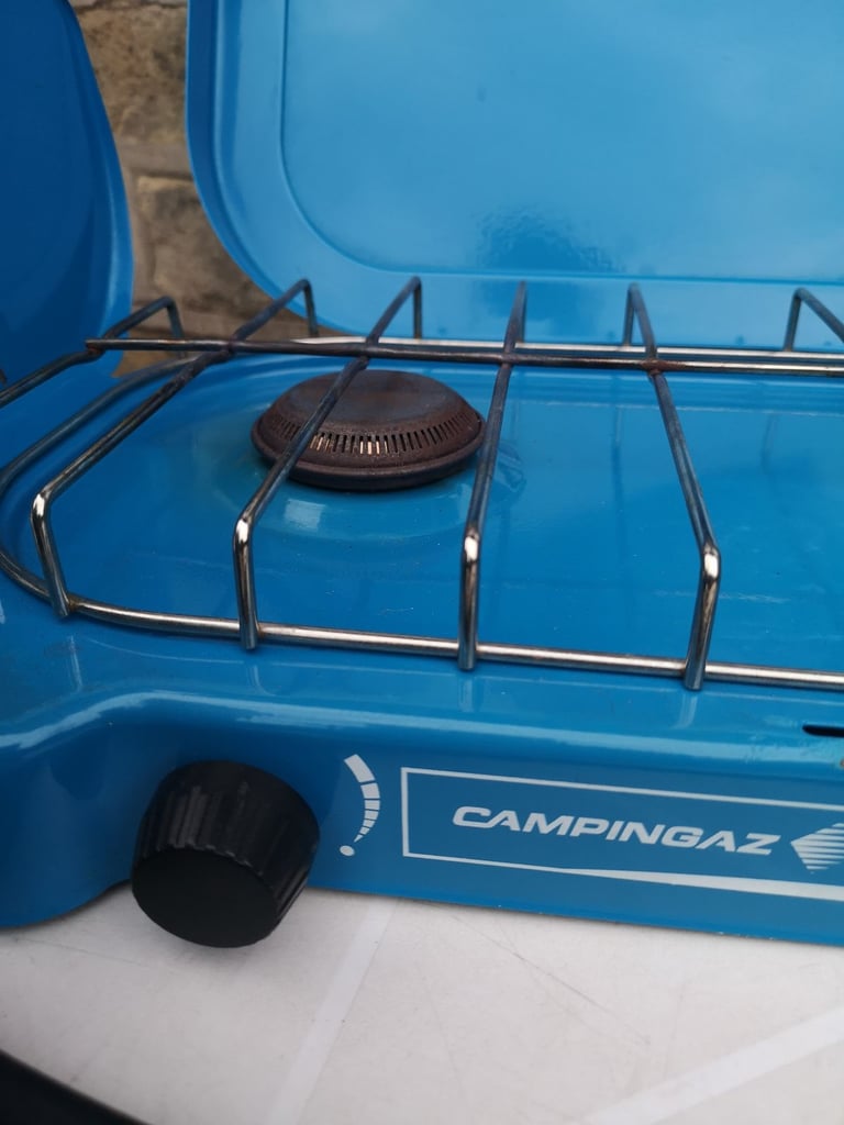 Twin camping stove with butane gas cilinders. 