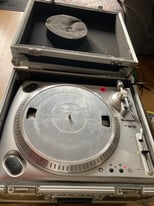 Numark TT1610 vinyl belt drive DJ turntable and hard case 