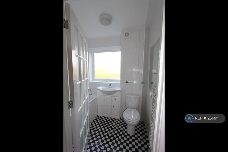 1 bedroom flat in Rossiter Lodge, Guildford, GU1 (1 bed) (#2669111)