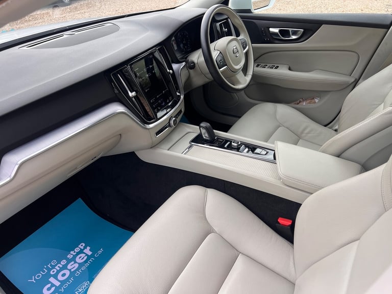 2020 Volvo V60 2.0 B3 MHEV Momentum Estate 5dr Petrol Hybrid Auto Euro 6 (s/s)