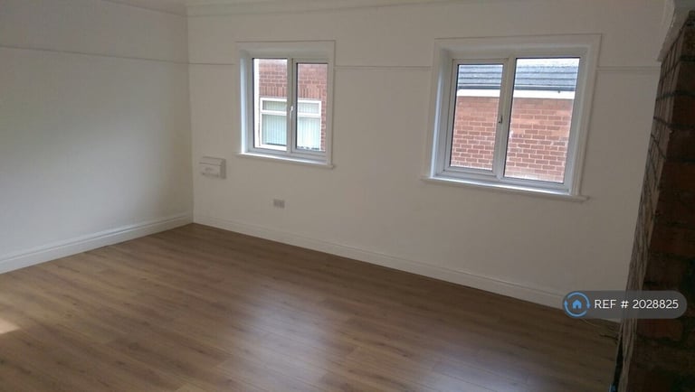 2 bedroom flat in Highfield Road, Widnes, WA8 (2 bed) (#2028825)