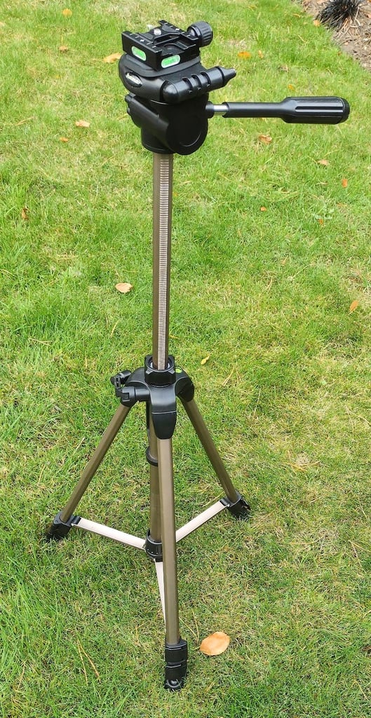 Hama Tripod. Lightweight aluminium frame. 3 way head and quick release plate. VGC
