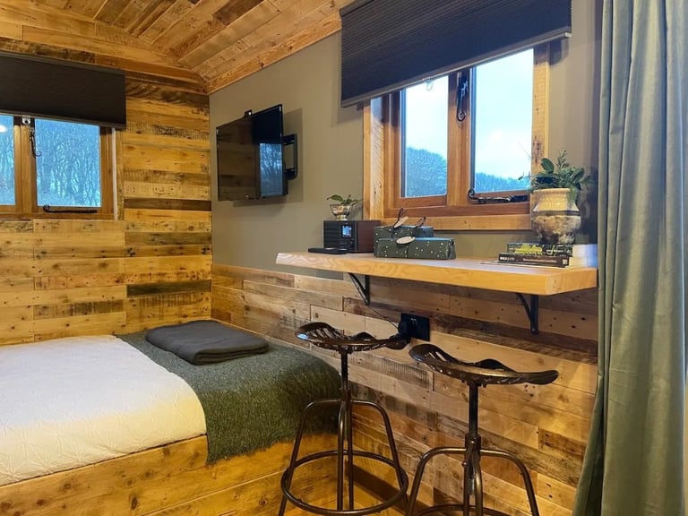 Shepherd's Huts - Four Seasons 