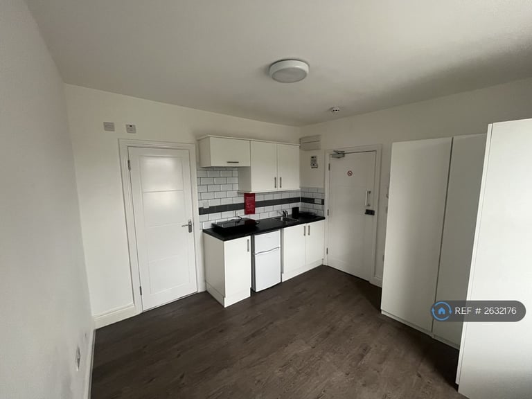 Studio flat in Garratt Lane, London, SW17 (#2632176)