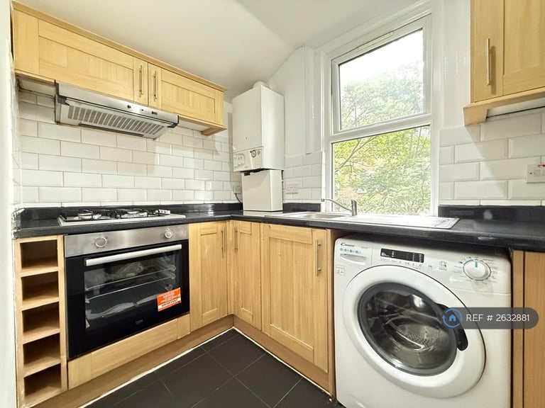 1 bedroom flat in Fairfield Street, London, SW18 (1 bed) (#2632881)