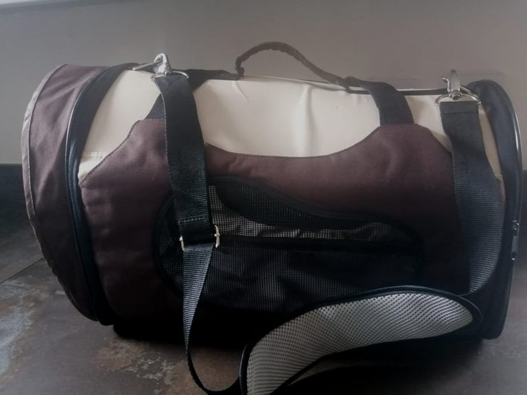 New Large beige & brown pet carrier, detachable long strap 3 zips with mesh sides & end panel