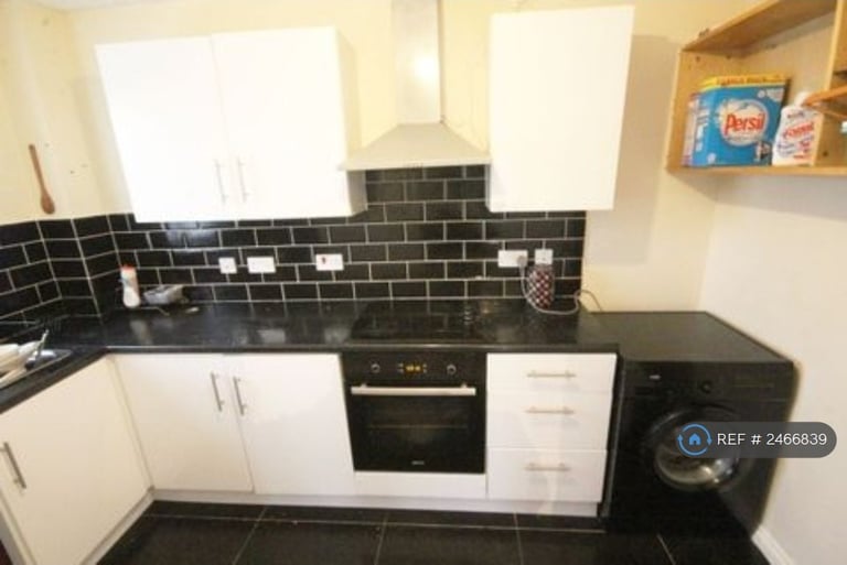 2 bedroom flat in Bellingham Court, Barking, IG11 (2 bed) (#2466839)