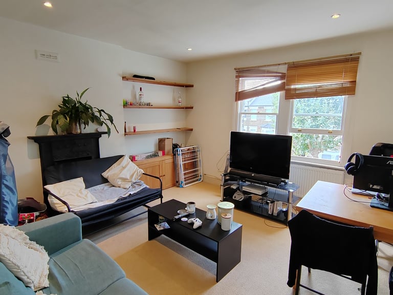 Second floor 2 bedroom flat to rent in highly desirable area of West Hampstead, NW2