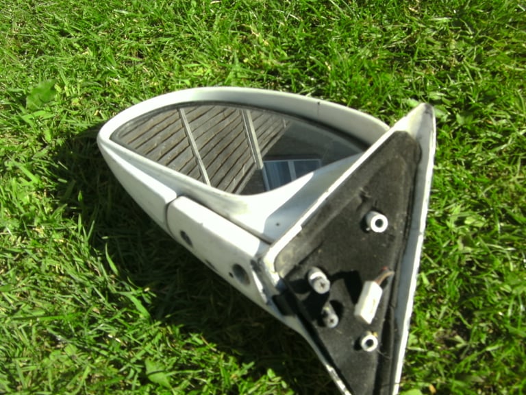 ONE,USED,GOOD COND,RARE TOYOTA MR2 WHITE ELECTRIC MIRROR,C/W WIRE/PLUG,TINTED GLASS ETC