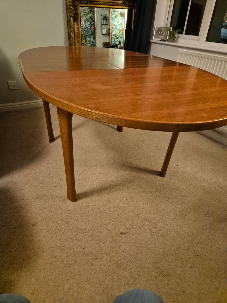 ** Dining table and chairs set **Extendable 4-6/8 seater dining table with 6 chairs 